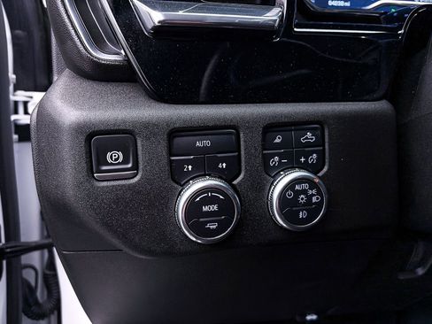 Used 2024 GMC Sierra 1500 SLT image 3