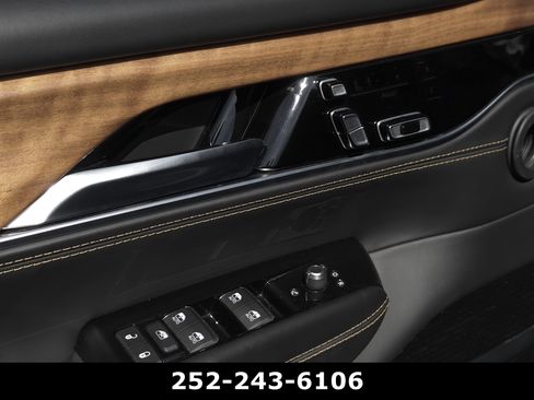 Used 2023 Jeep Grand Wagoneer Series III AWD/4WD image 11