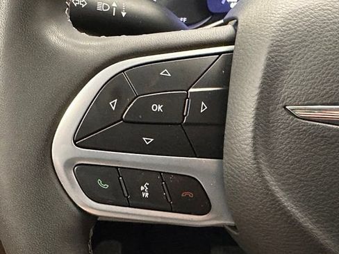 Used 2023 Chrysler Pacifica Touring-L FWD image 9
