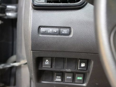 Used 2018 Nissan Rogue SV AWD/4WD image 15