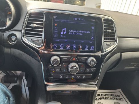 Used 2019 Jeep Grand Cherokee Laredo w/ 18" Wheel & 8.4" Radio Group image 21