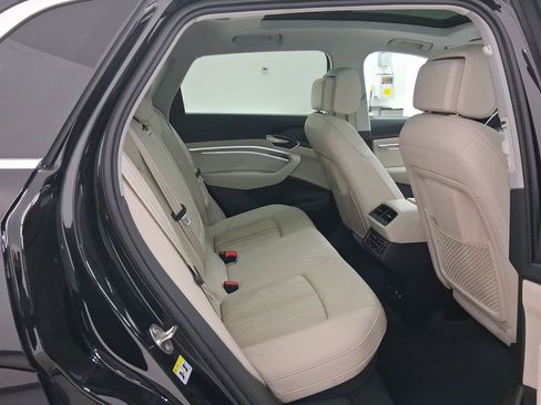 Used 2022 Audi e-tron Premium Plus image 34