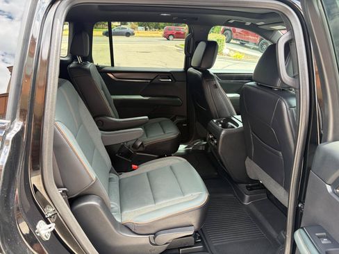 Used 2024 GMC Acadia AT4 w/ Luxury Package AWD/4WD image 8