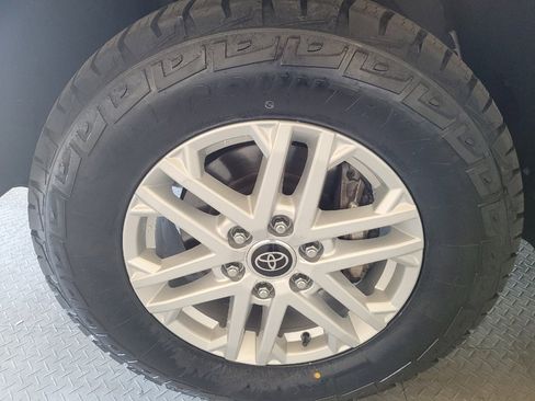 Used 2022 Toyota Tundra SR5 w/ Convenience Package image 31