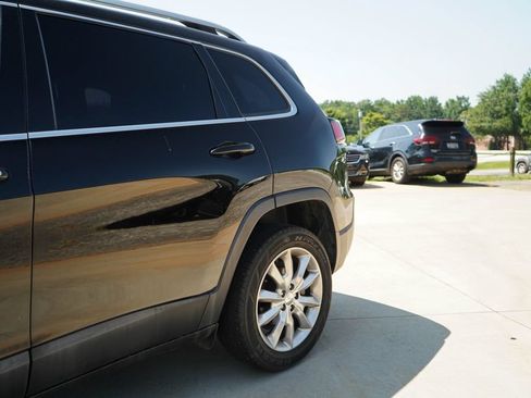 Used 2019 Jeep Cherokee Latitude Plus FWD image 21
