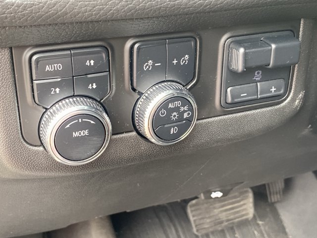 Used 2024 GMC Yukon Denali w/ Advanced Technology Package AWD/4WD image 18