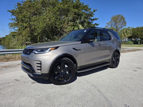 New 2026 Land Rover Discovery Dynamic SE image 1