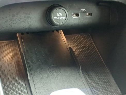 Used 2025 Volvo XC40 B5 Plus image 22