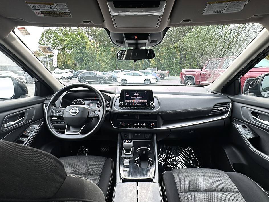 Certified 2025 Nissan Rogue SV FWD image 28