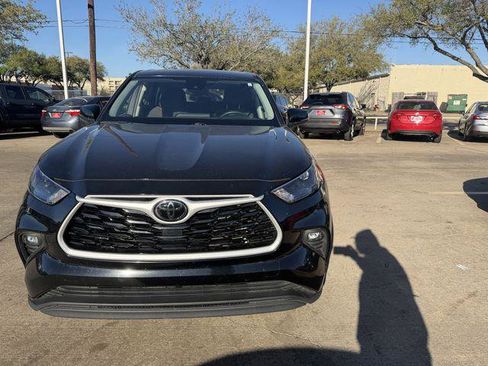 Certified 2024 Toyota Highlander LE image 2