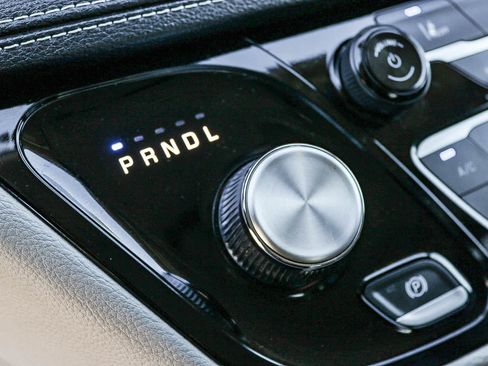 Used 2024 Chrysler Pacifica Limited FWD image 19