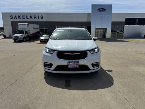 Used 2023 Chrysler Pacifica Touring-L image 2