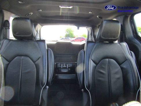 Used 2022 Chrysler Pacifica Limited w/ Uconnect Theater Family Group FWD image 9