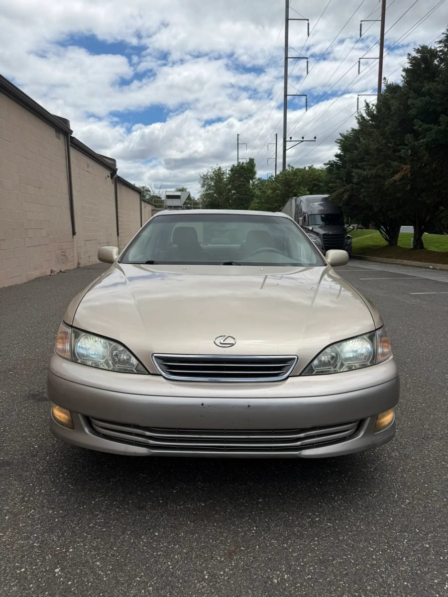 Used 2000 Lexus ES 330 w/ Lexus Value Pkg FWD image 2