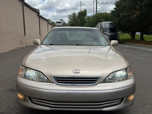 Used 2000 Lexus ES 330 FWD image 2