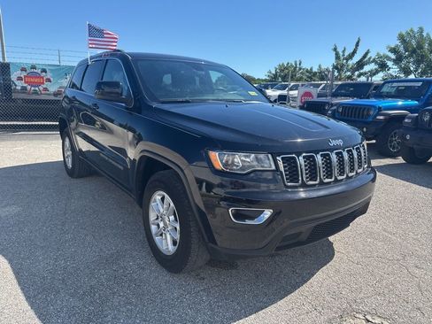 Used 2019 Jeep Grand Cherokee Laredo image 3