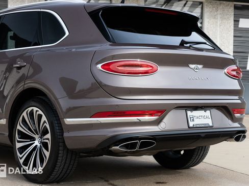 Used 2024 Bentley Bentayga Azure image 12