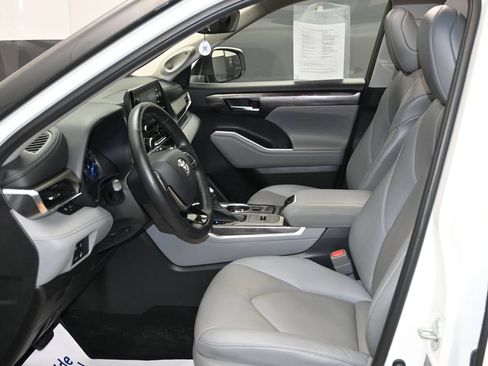 Used 2021 Toyota Highlander Limited AWD/4WD image 9