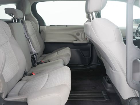 Used 2024 Toyota Sienna LE image 12