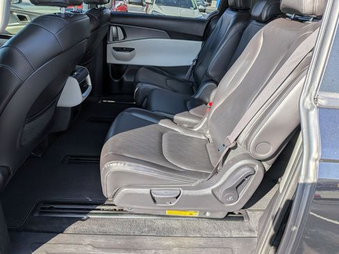 Used 2024 Kia Carnival LX image 27