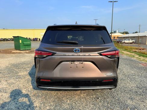 Used 2022 Toyota Sienna Platinum FWD image 4