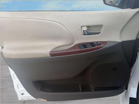 Used 2011 Toyota Sienna XLE w/ XLE Navigation Pkg FWD image 13