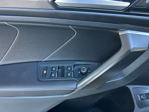 Used 2022 Volkswagen Tiguan SE image 8