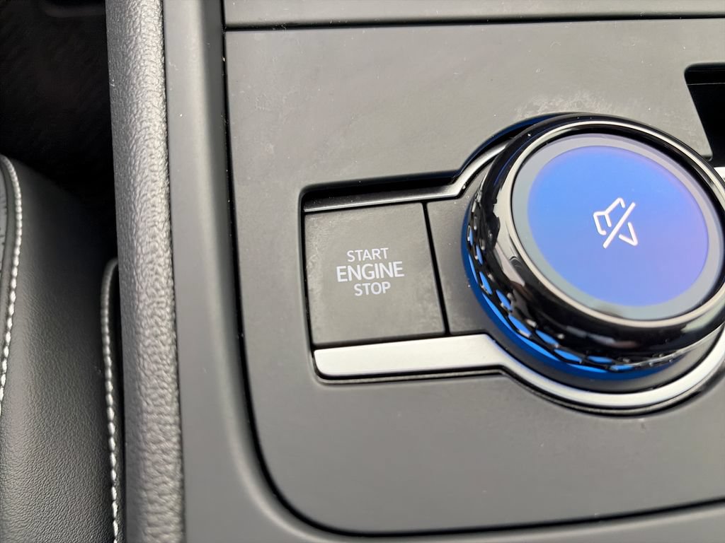 Certified 2025 Volkswagen Tiguan SE AWD/4WD image 30