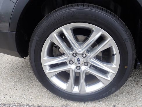 Used 2017 Ford Explorer XLT w/ Equipment Group 202A image 29