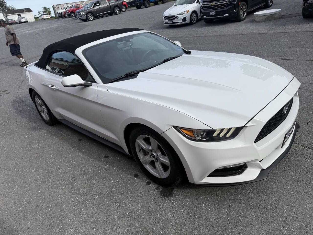 Used 2016 Ford Mustang Convertible RWD image 4