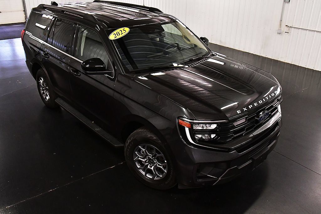 Used 2025 Ford Expedition Active AWD/4WD image 10