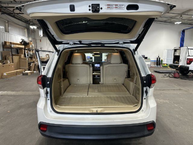 Used 2017 Toyota Highlander XLE FWD image 25