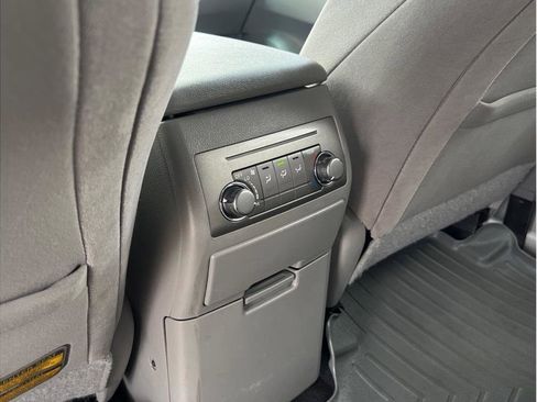 Used 2012 Toyota Highlander Base image 17