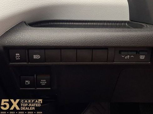 Used 2025 Toyota Sienna LE FWD image 32