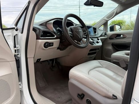 Used 2017 Chrysler Pacifica Touring FWD image 38
