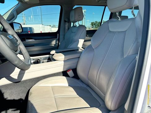 Used 2023 Jeep Wagoneer Series III w/ Preferred Equipment Group image 8