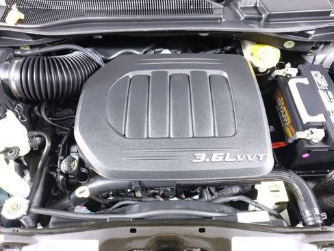 Used 2017 Dodge Grand Caravan SE image 32