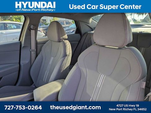 Used 2024 Hyundai Elantra SEL w/ Convenience Package FWD image 3
