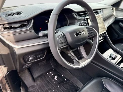 Used 2023 Jeep Grand Cherokee L Limited AWD/4WD image 11