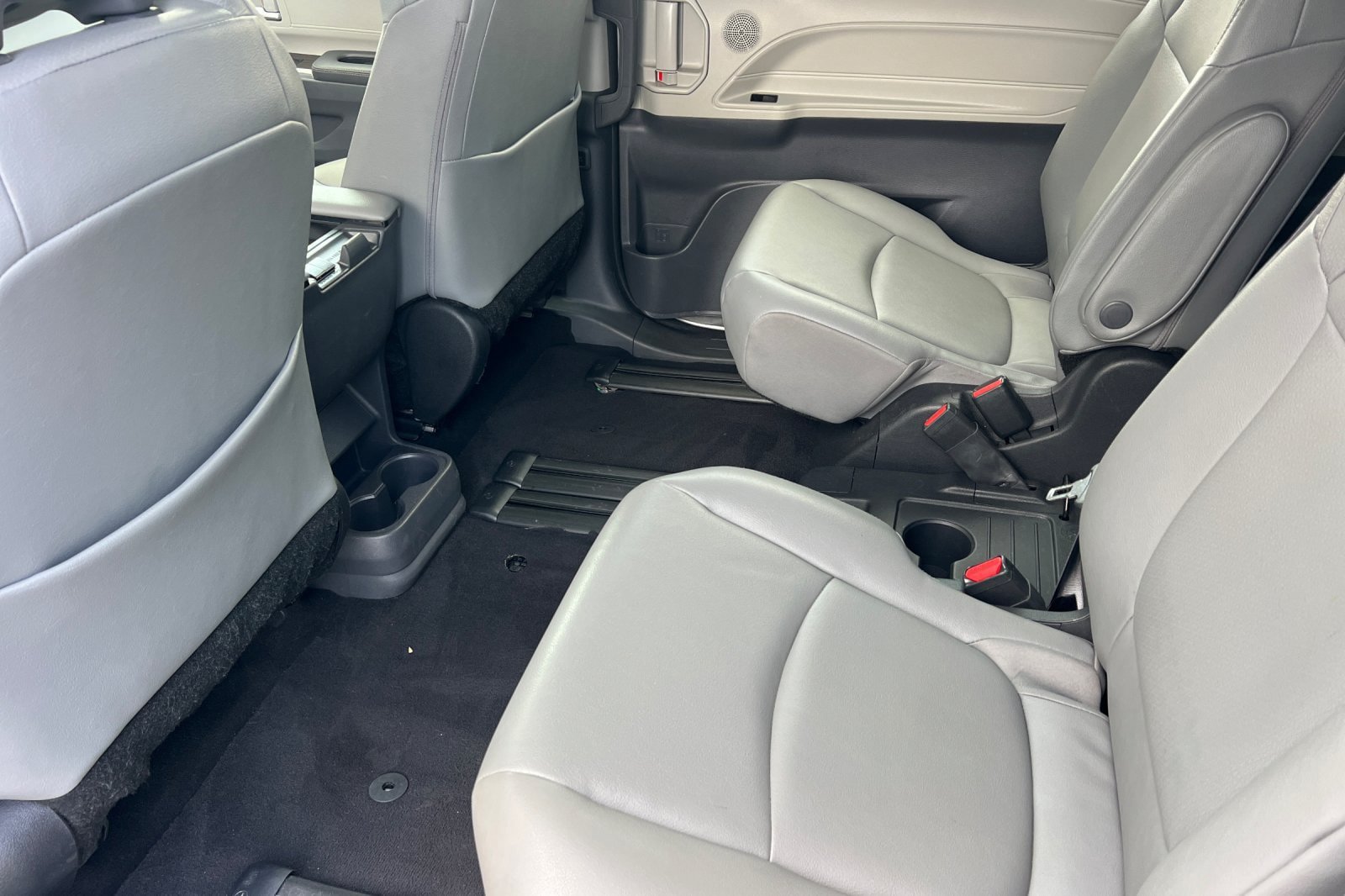 Used 2024 Toyota Sienna XLE FWD image 12
