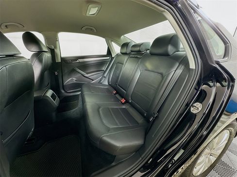 Used 2015 Volkswagen Passat 1.8T Wolfsburg Edition image 25