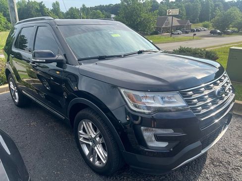 Used 2017 Ford Explorer XLT w/ Equipment Group 202A AWD/4WD image 1