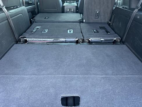 Used 2023 GMC Yukon XL SLT image 16