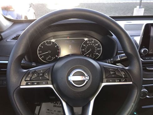 Used 2024 Nissan Altima 2.5 SV FWD image 14