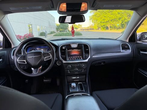 Used 2018 Chrysler 300 Touring w/ Chrome Appearance Package RWD image 18