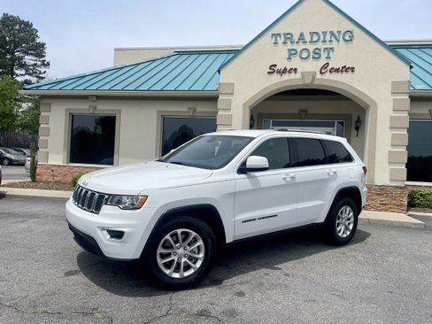 Used 2021 Jeep Grand Cherokee Laredo image 3