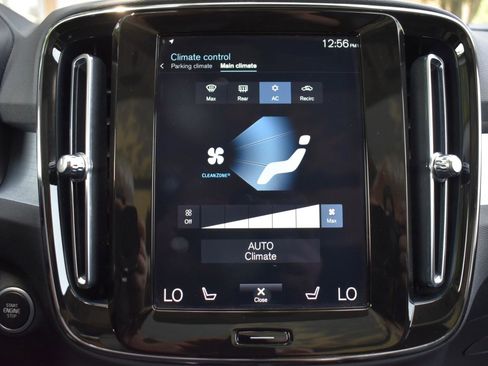 Used 2022 Volvo XC40 T5 Momentum w/ Premium Package image 22