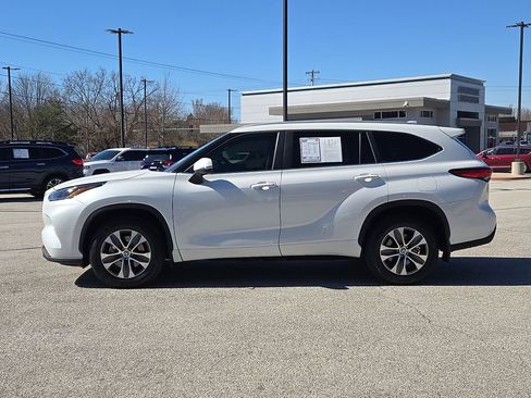 Used 2023 Toyota Highlander XLE image 4