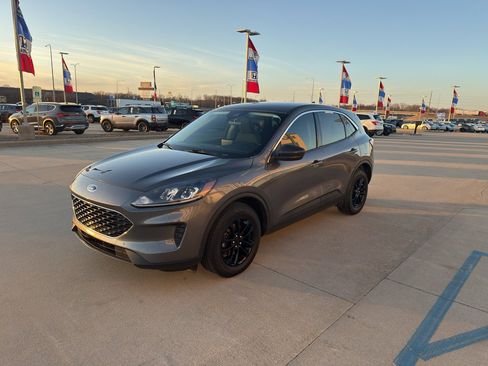 Used 2022 Ford Escape SE w/ Cold Weather Package image 1