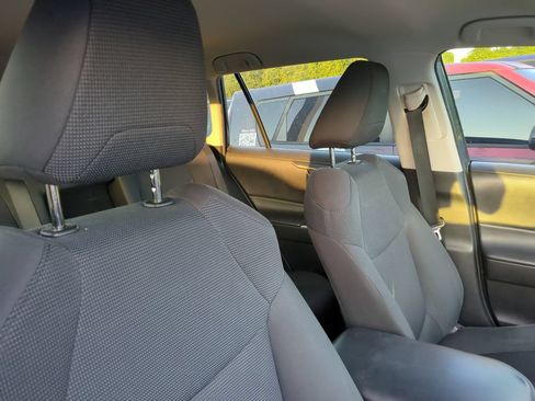 Used 2020 Toyota RAV4 LE FWD image 6